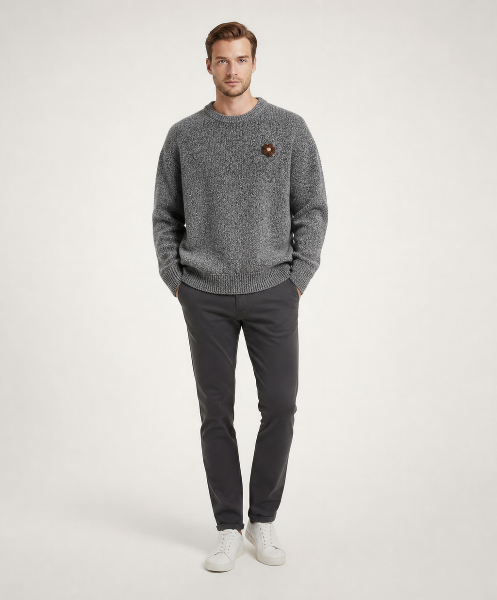 IVAREE — Pull gris chiné à fleur — porté homme face