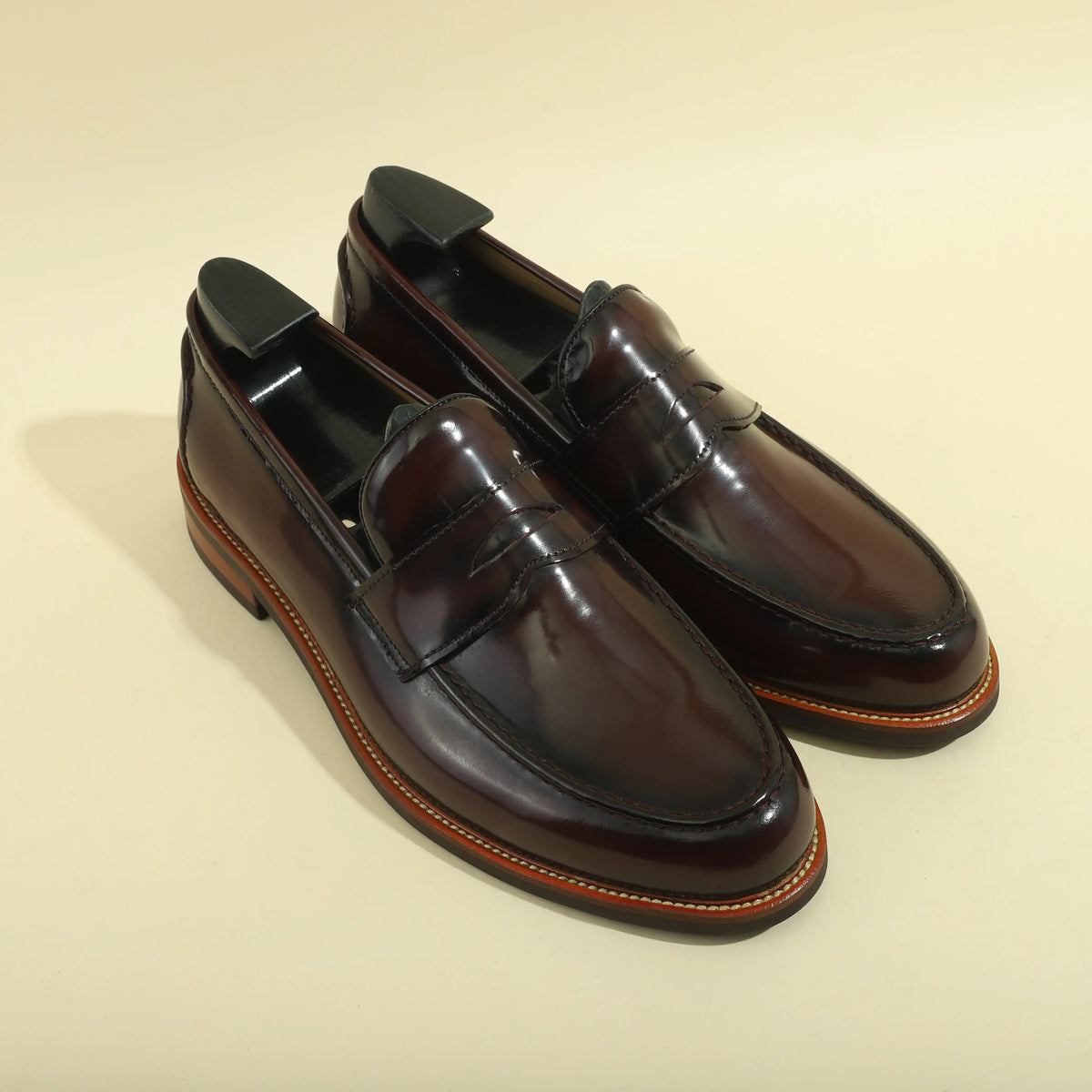 Mocassins Alden en cuir verni noir ou bordeaux – vue 3