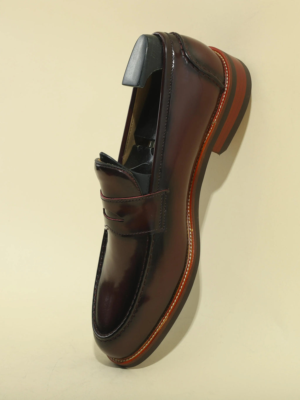 Mocassins Alden en cuir verni noir ou bordeaux – vue 6