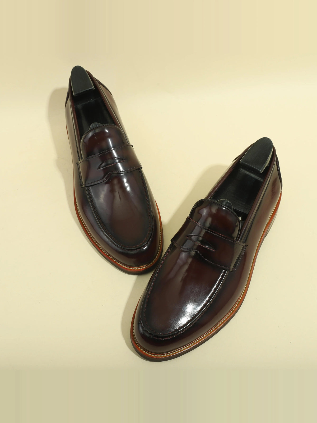 Mocassins Alden en cuir verni noir ou bordeaux – vue 5