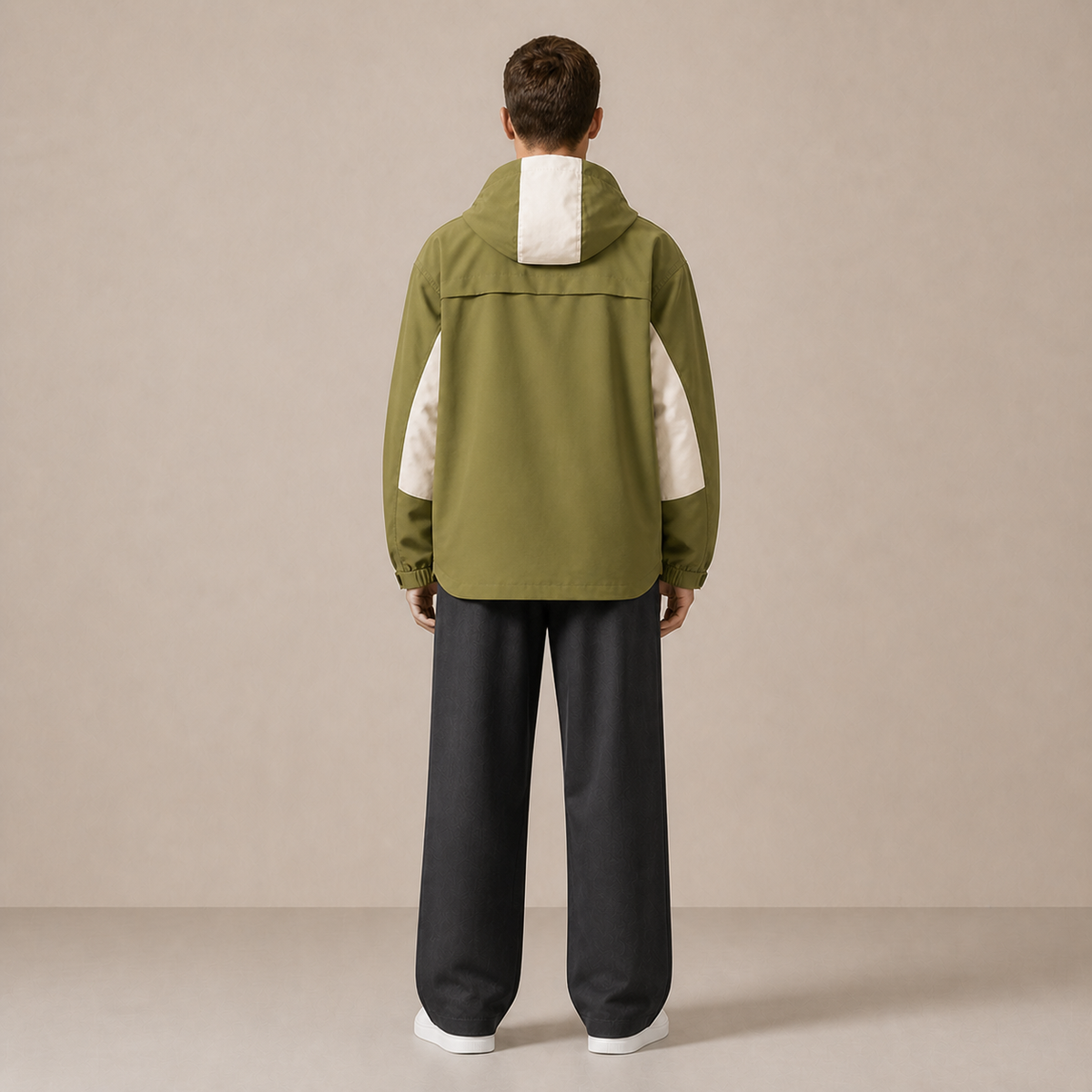 Veste JK600 kaki et écru portée de dos, capuche baissée.