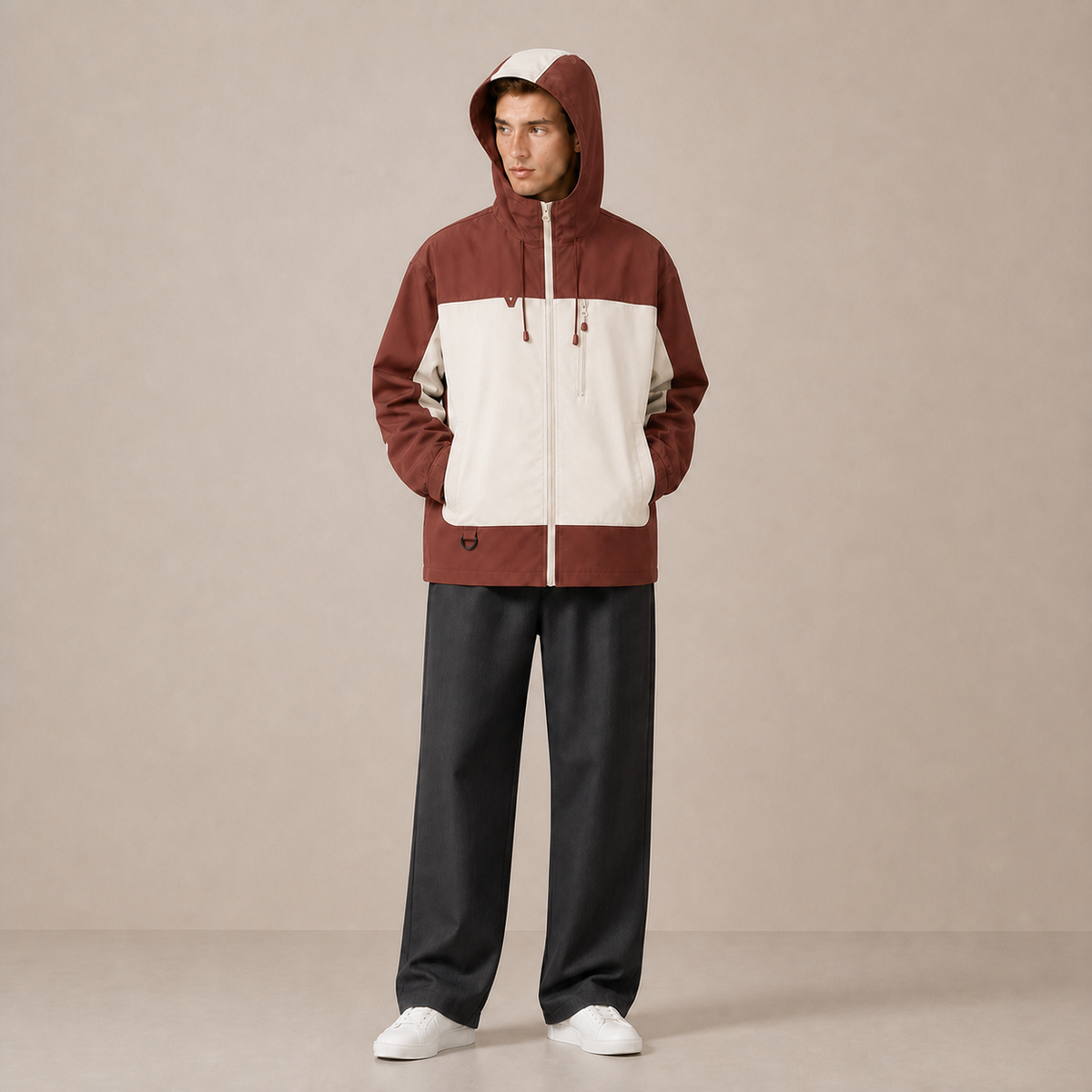 Veste bicolore JK600 brun et écru portée avec la capuche relevée.