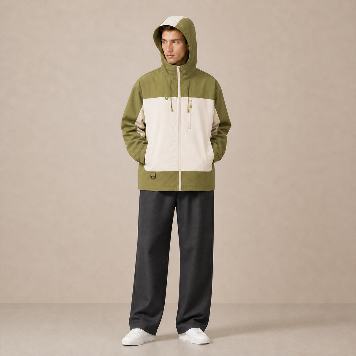 Veste bicolore JK600 portée avec la capuche relevée.
