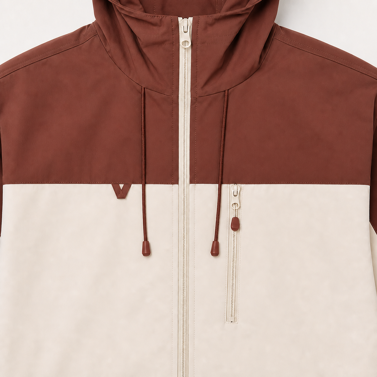 Détail de la poche poitrine zippée, du zip central et des cordons de la veste JK600 brun et écru.