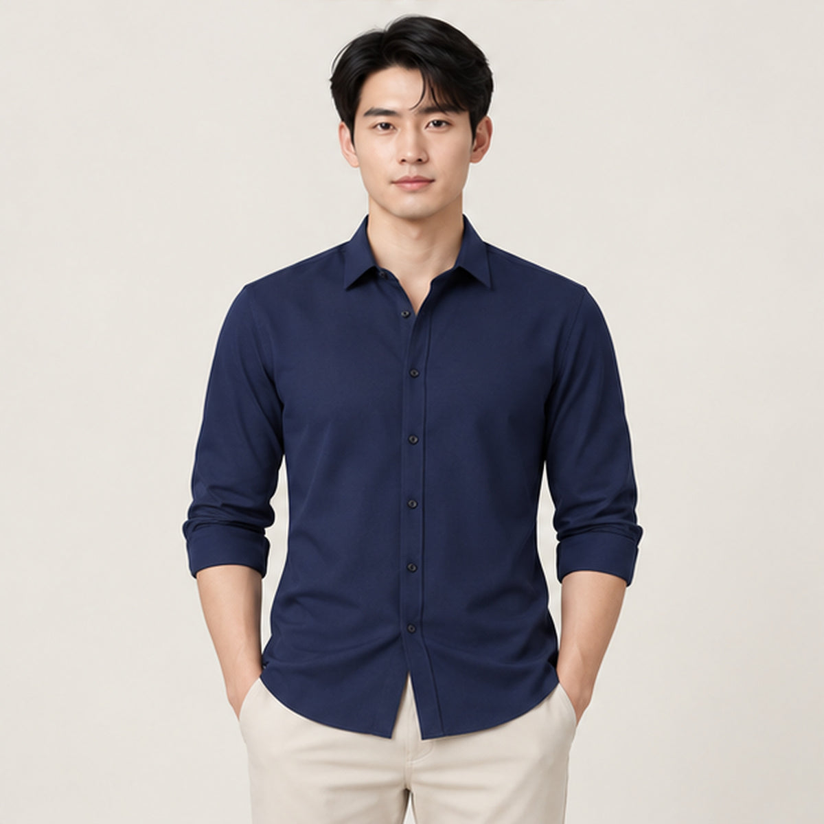 Chemise slim à col officier Bleu marine portée — IVAREE