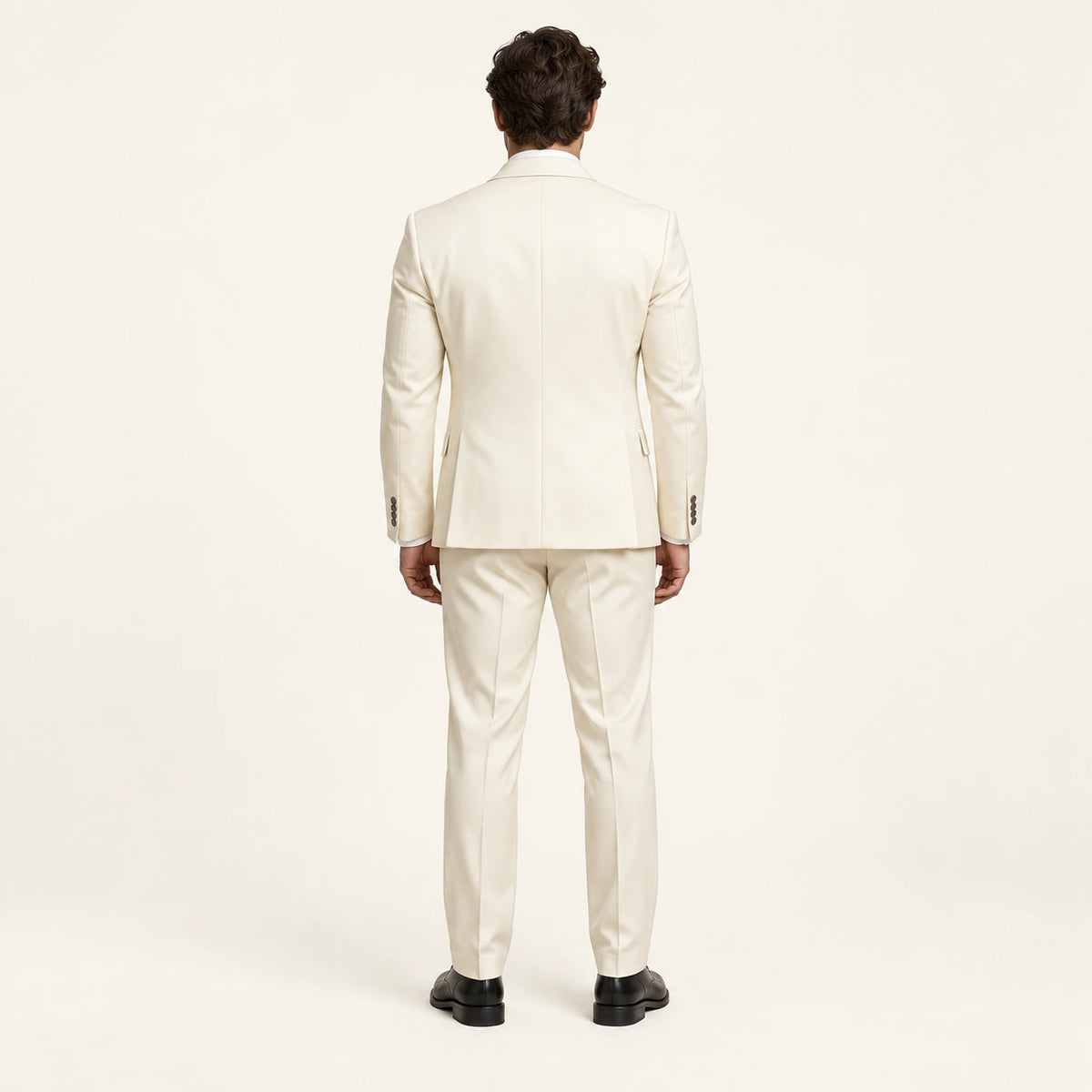 Costume trois pièces à finition satinée Beige — vue dos, mannequin ivaree-model-diversite-04, studio IVAREE