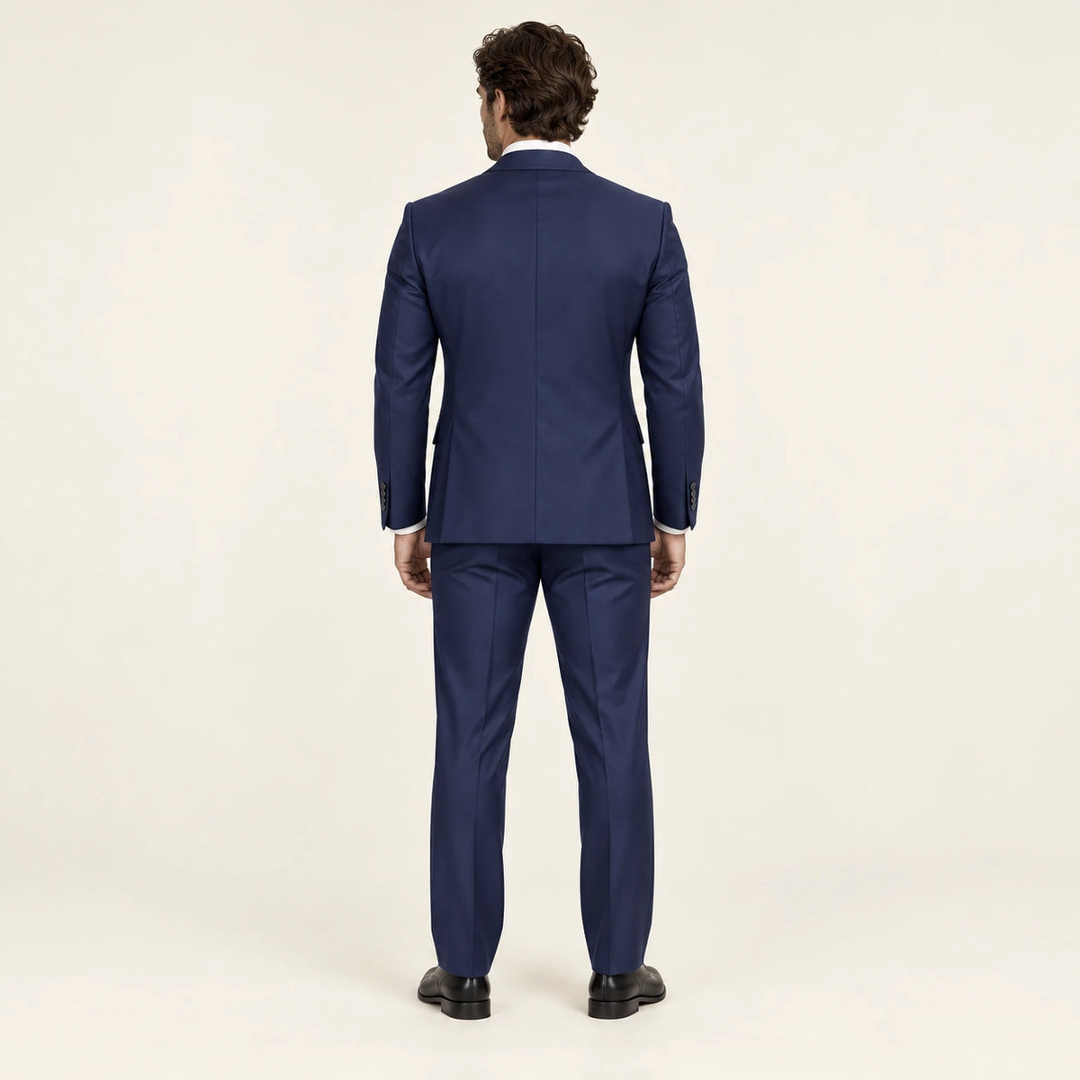 Costume trois pièces à finition satinée Bleu marine — vue dos, mannequin ivaree-model-diversite-04, studio IVAREE