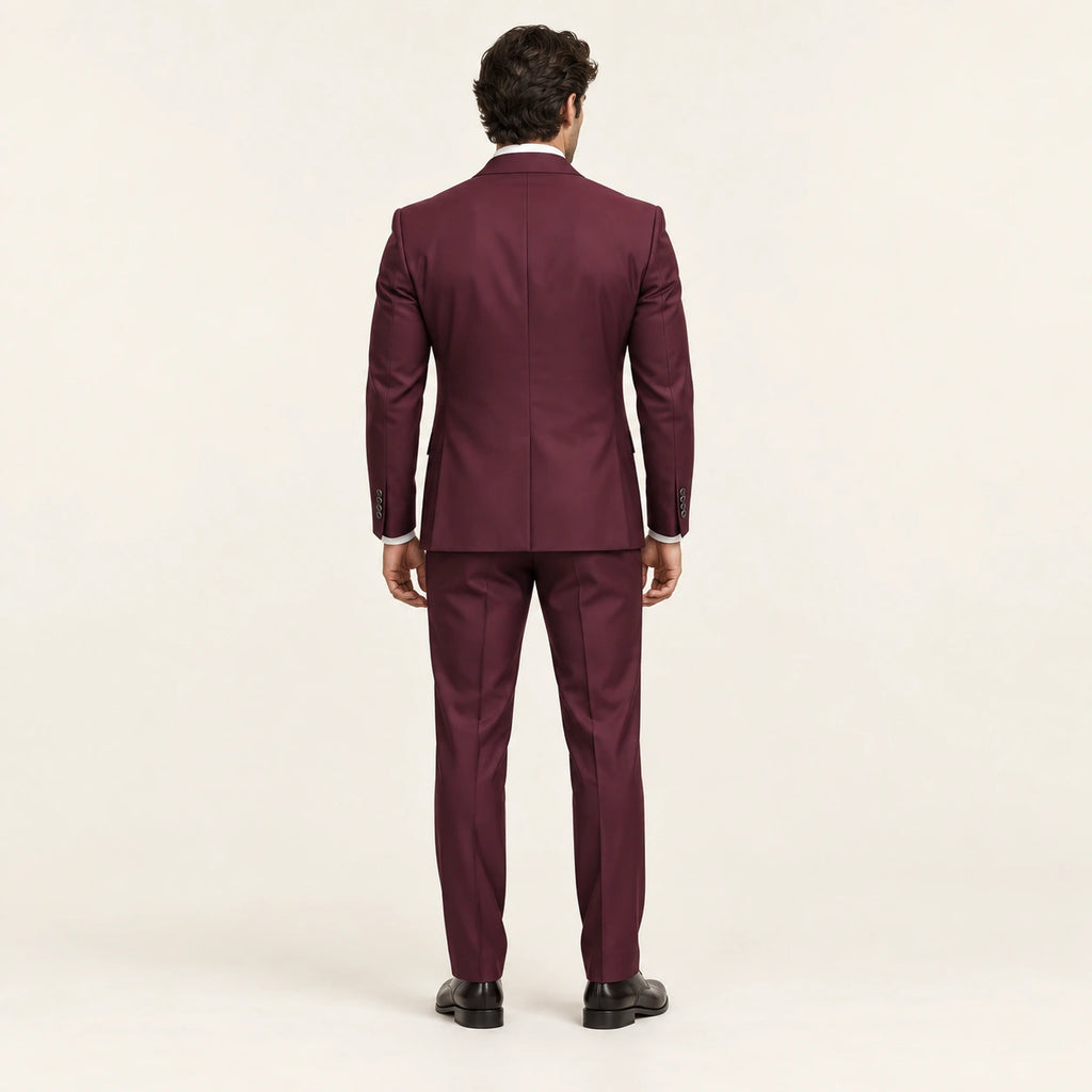 Costume trois pièces à finition satinée Bordeaux — vue dos, mannequin ivaree-model-diversite-04, studio IVAREE
