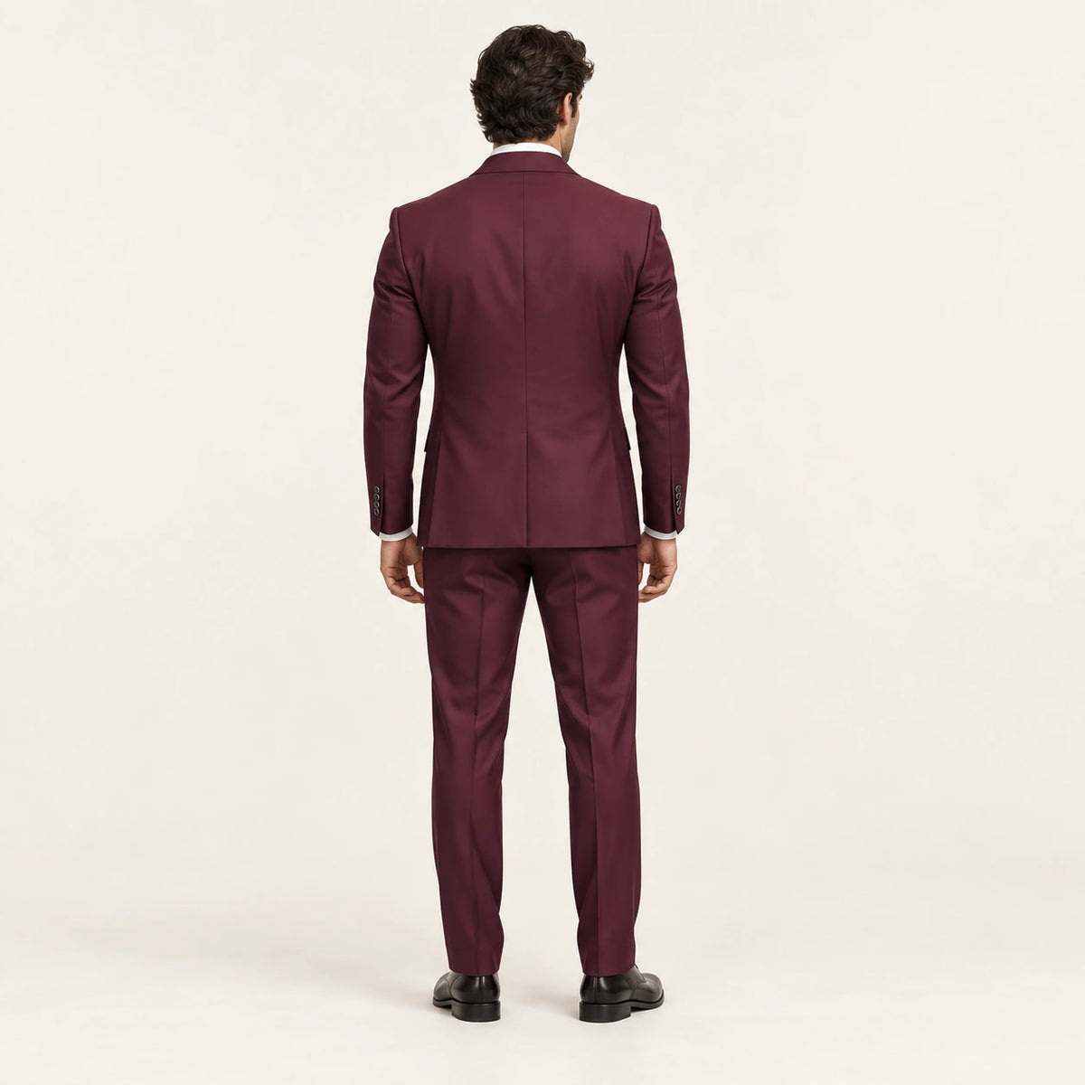 Costume trois pièces à finition satinée Bordeaux — vue dos, mannequin ivaree-model-diversite-04, studio IVAREE