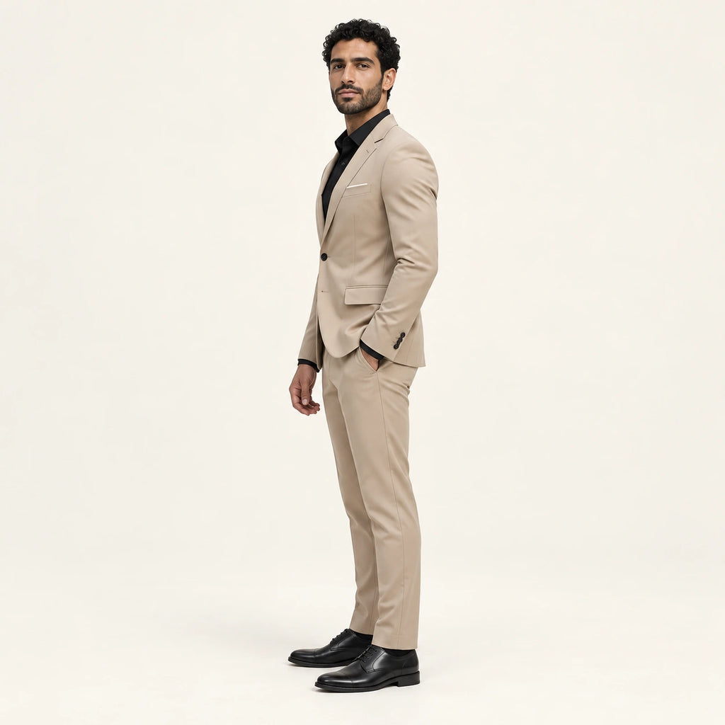 Costume formel coupe slim Beige — vue profil, mannequin ivaree-model-diversite-03, studio IVAREE