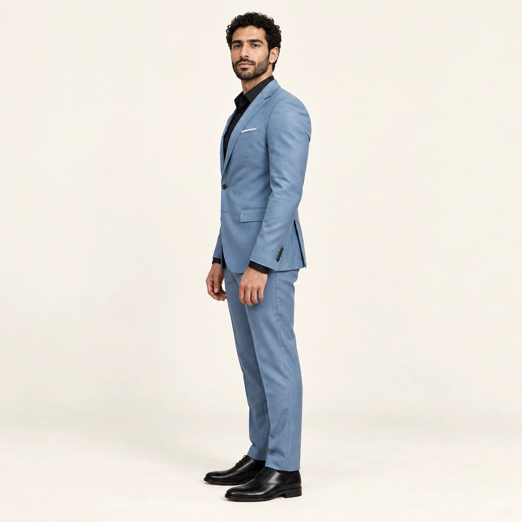 Costume formel coupe slim Bleu clair — vue profil, mannequin ivaree-model-diversite-03, studio IVAREE