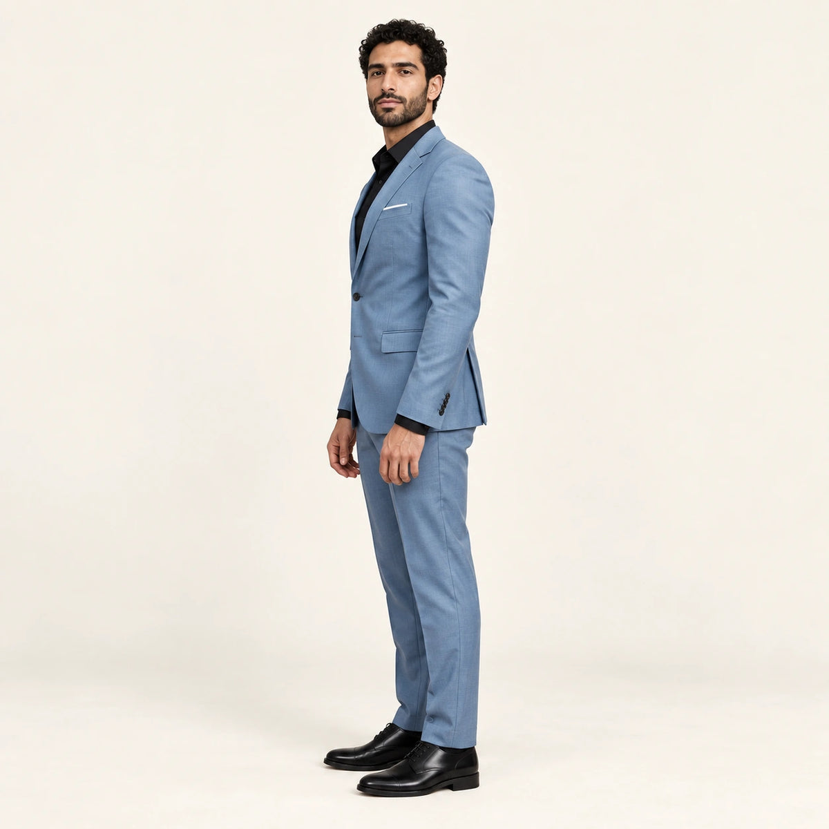 Costume formel coupe slim Bleu clair — vue profil, mannequin ivaree-model-diversite-03, studio IVAREE