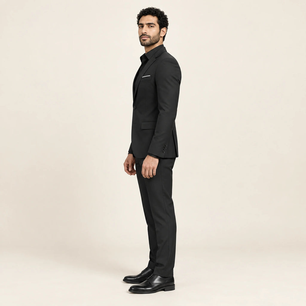 Costume formel coupe slim Noir — vue profil, mannequin ivaree-model-diversite-03, studio IVAREE