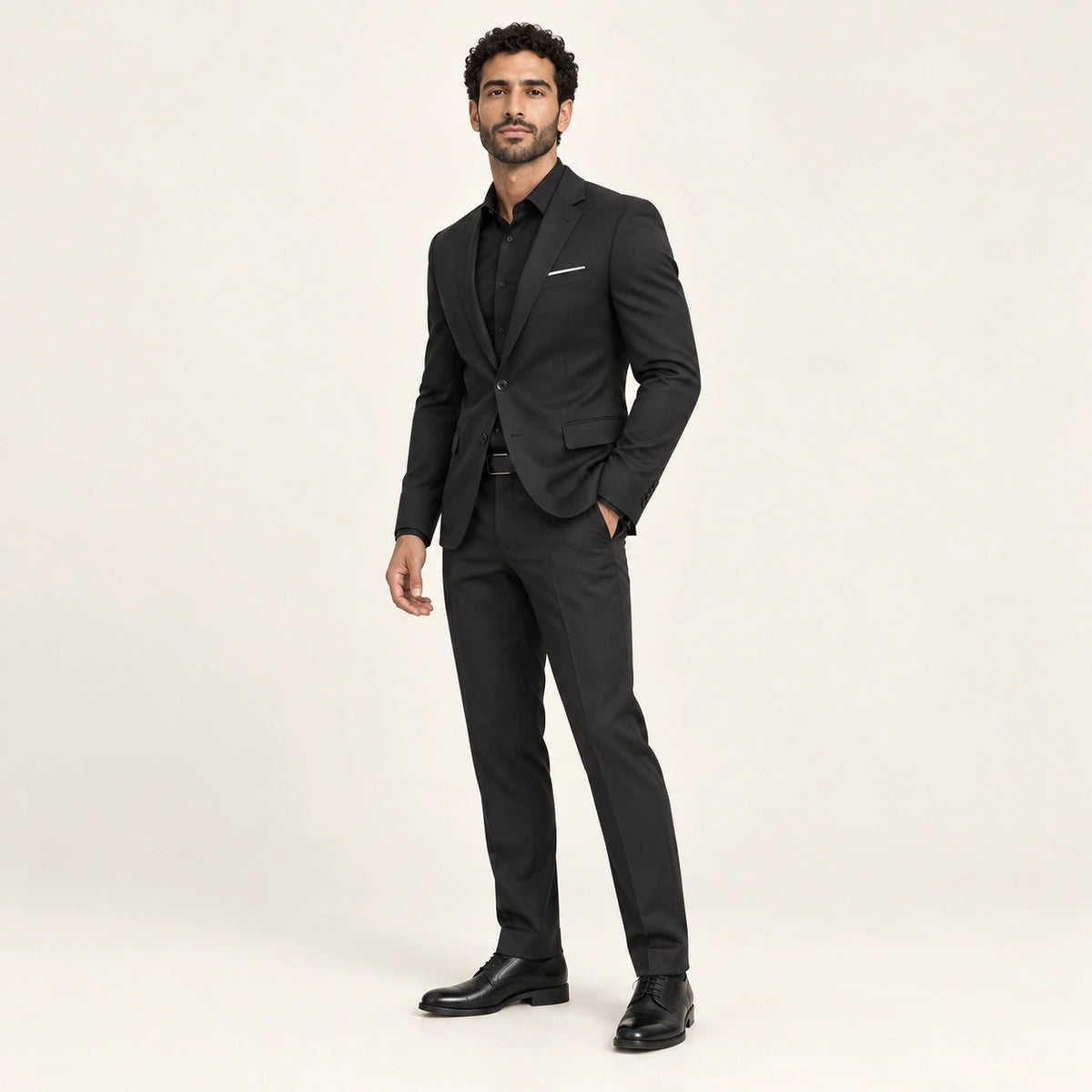 Costume formel coupe slim Noir — vue trois-quarts, mannequin ivaree-model-diversite-03, studio IVAREE