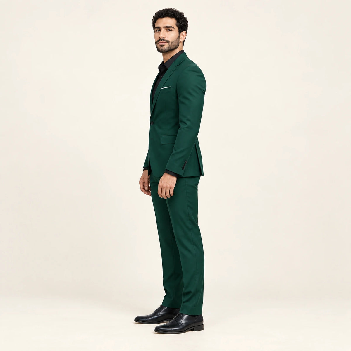 Costume formel coupe slim Vert — vue profil, mannequin ivaree-model-diversite-03, studio IVAREE