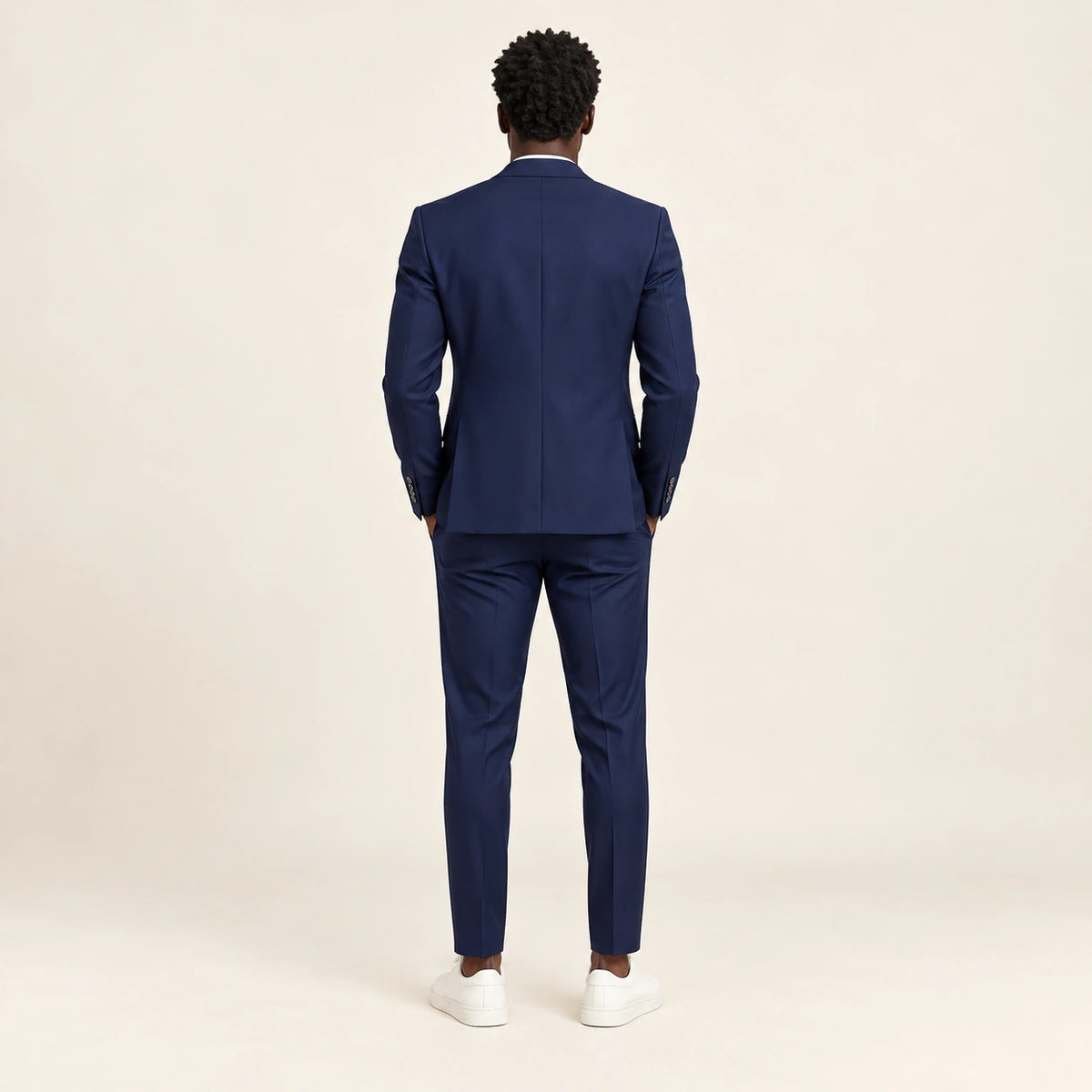 Costume slim à revers fins Bleu marine — vue dos, mannequin ivaree-model-diversite-02, studio IVAREE