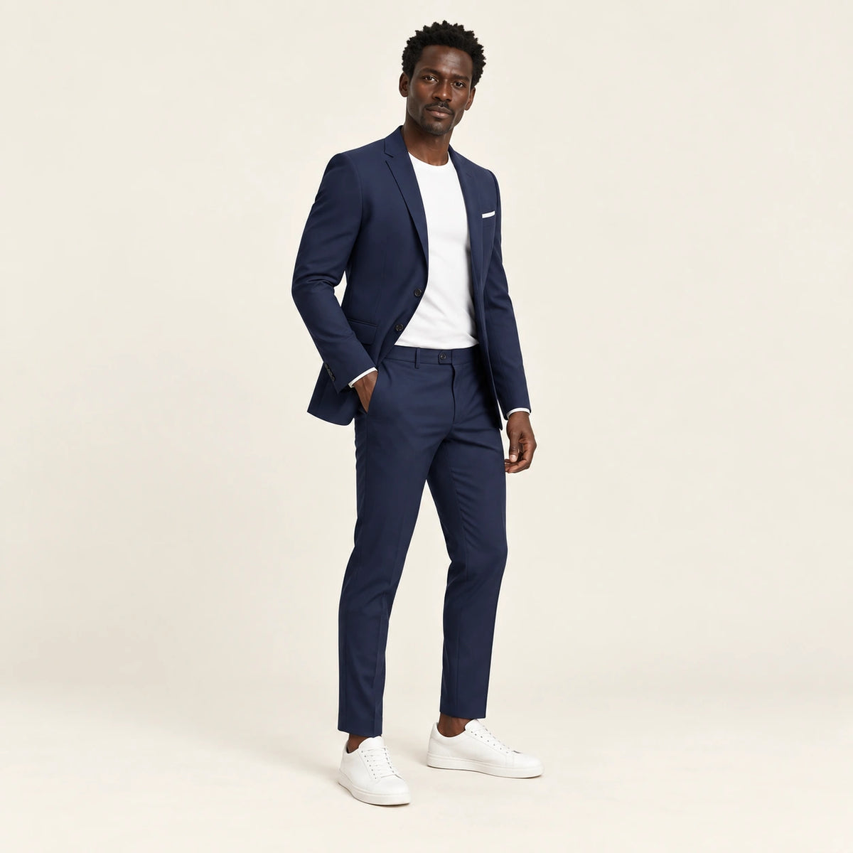 Costume slim à revers fins Bleu marine — vue trois-quarts, mannequin ivaree-model-diversite-02, studio IVAREE