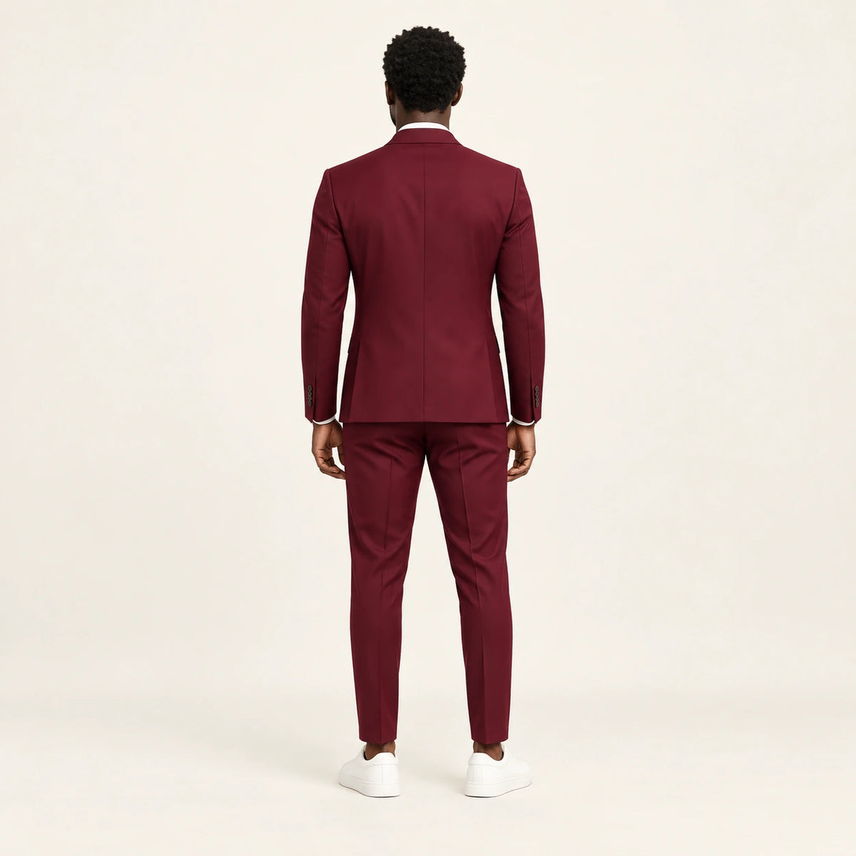 Costume slim à revers fins Bordeaux — vue dos, mannequin ivaree-model-diversite-02, studio IVAREE