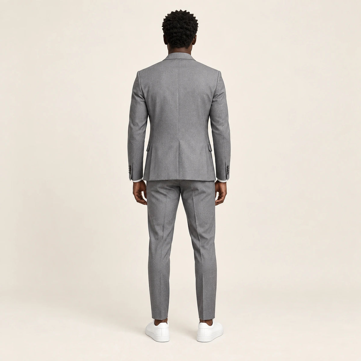 Costume slim à revers fins Gris — vue dos, mannequin ivaree-model-diversite-02, studio IVAREE