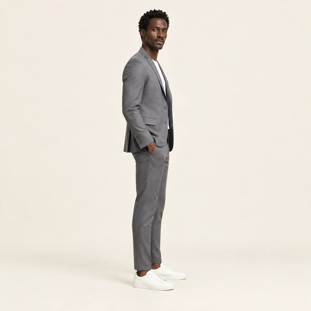 Costume slim à revers fins Gris — vue profil, mannequin ivaree-model-diversite-02, studio IVAREE