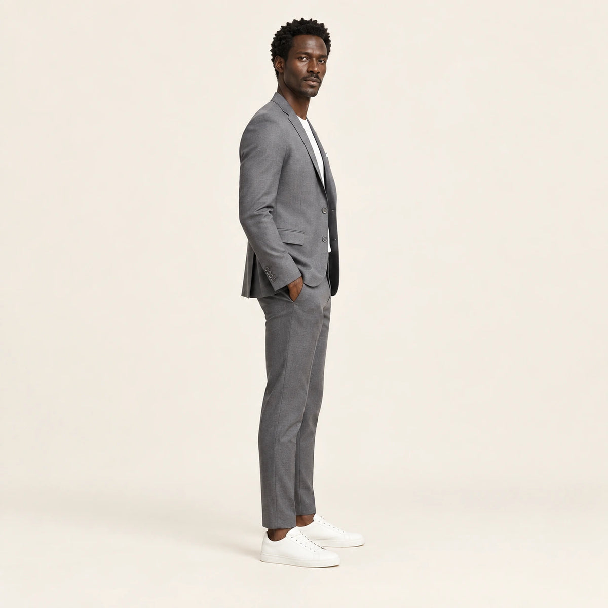 Costume slim à revers fins Gris — vue profil, mannequin ivaree-model-diversite-02, studio IVAREE