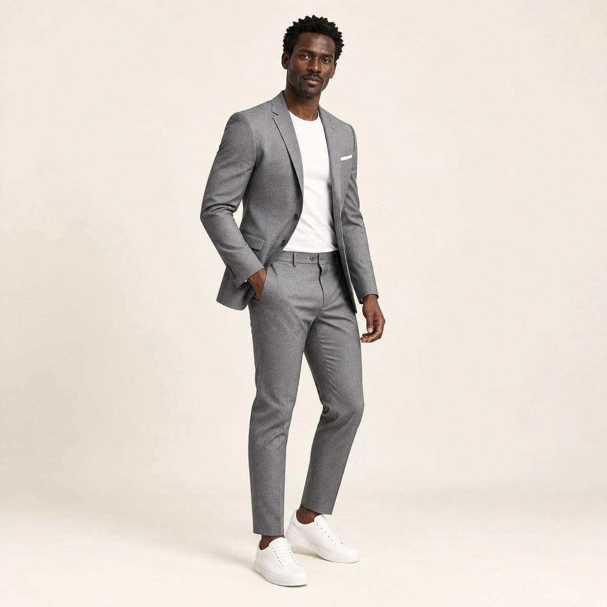 Costume slim à revers fins Gris — vue trois-quarts, mannequin ivaree-model-diversite-02, studio IVAREE
