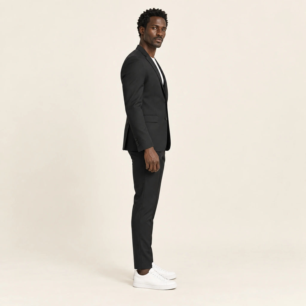 Costume slim à revers fins Noir — vue profil, mannequin ivaree-model-diversite-02, studio IVAREE