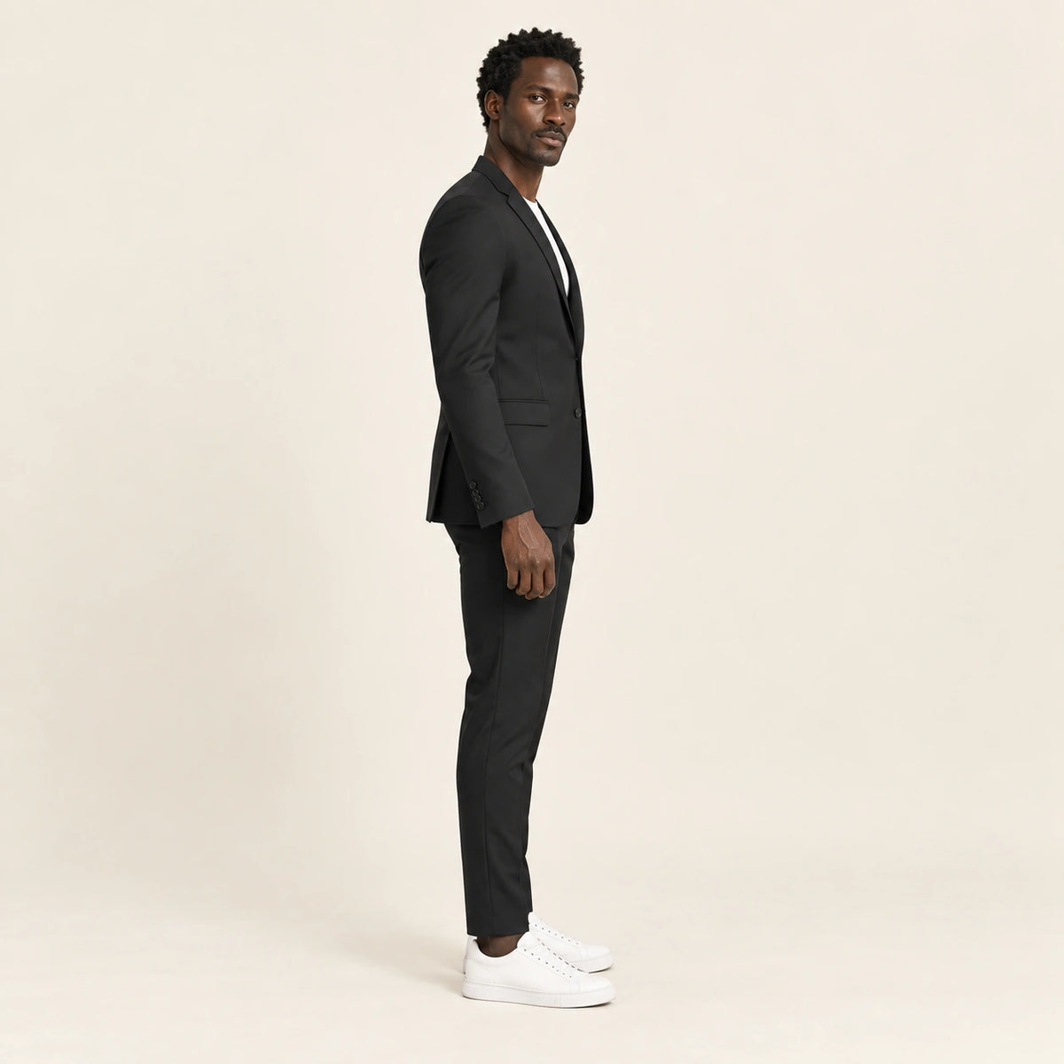 Costume slim à revers fins Noir — vue profil, mannequin ivaree-model-diversite-02, studio IVAREE