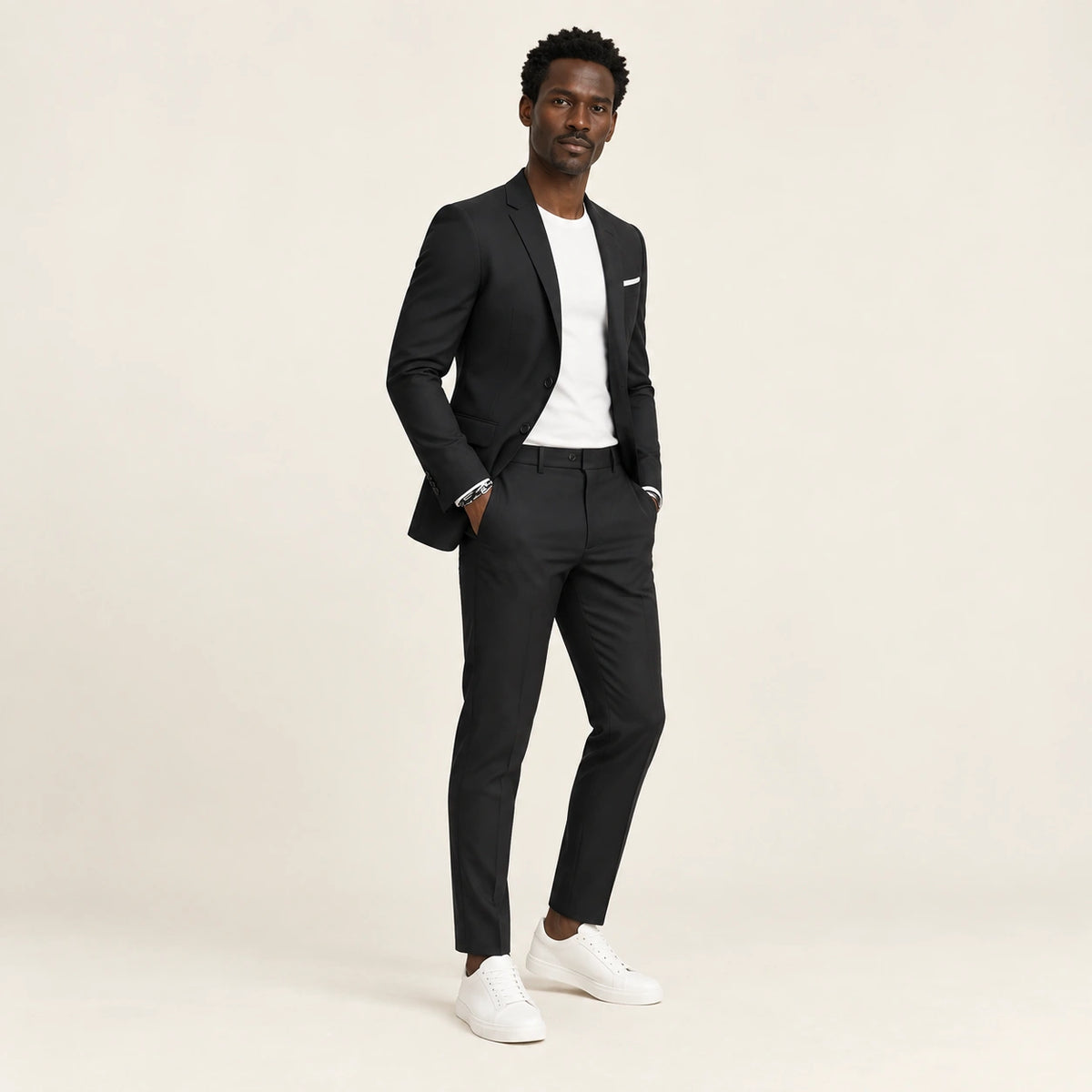 Costume slim à revers fins Noir — vue trois-quarts, mannequin ivaree-model-diversite-02, studio IVAREE