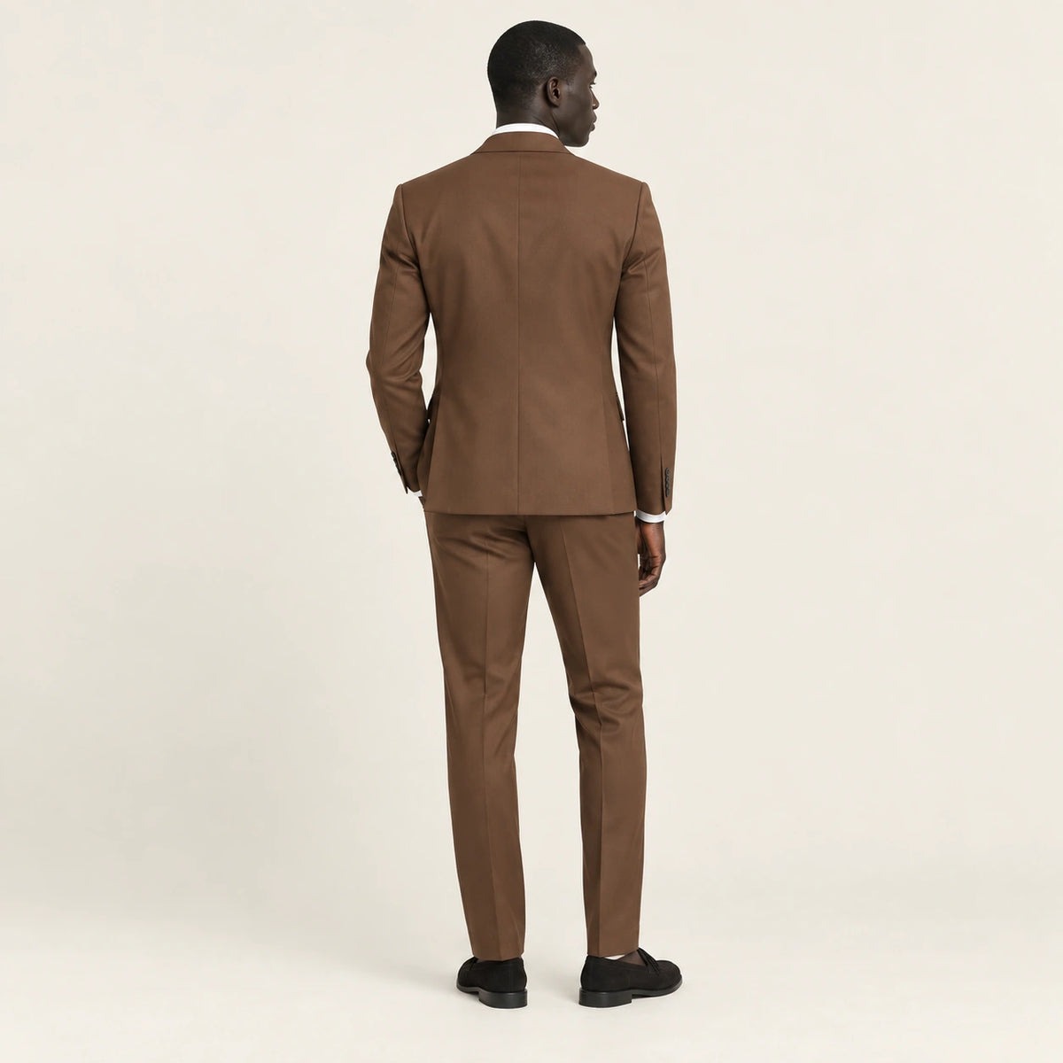 Costume slim à col cranté Marron — vue dos, mannequin ivaree-model-diversite-01, studio IVAREE