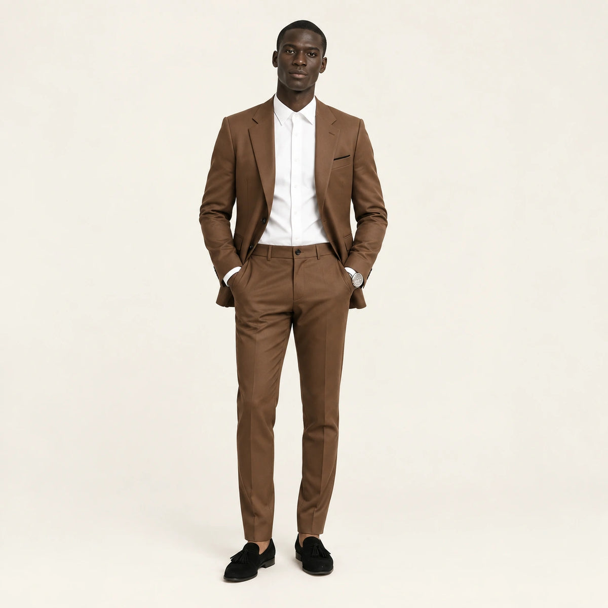Costume slim à col cranté Marron — vue face, mannequin ivaree-model-diversite-01, studio IVAREE