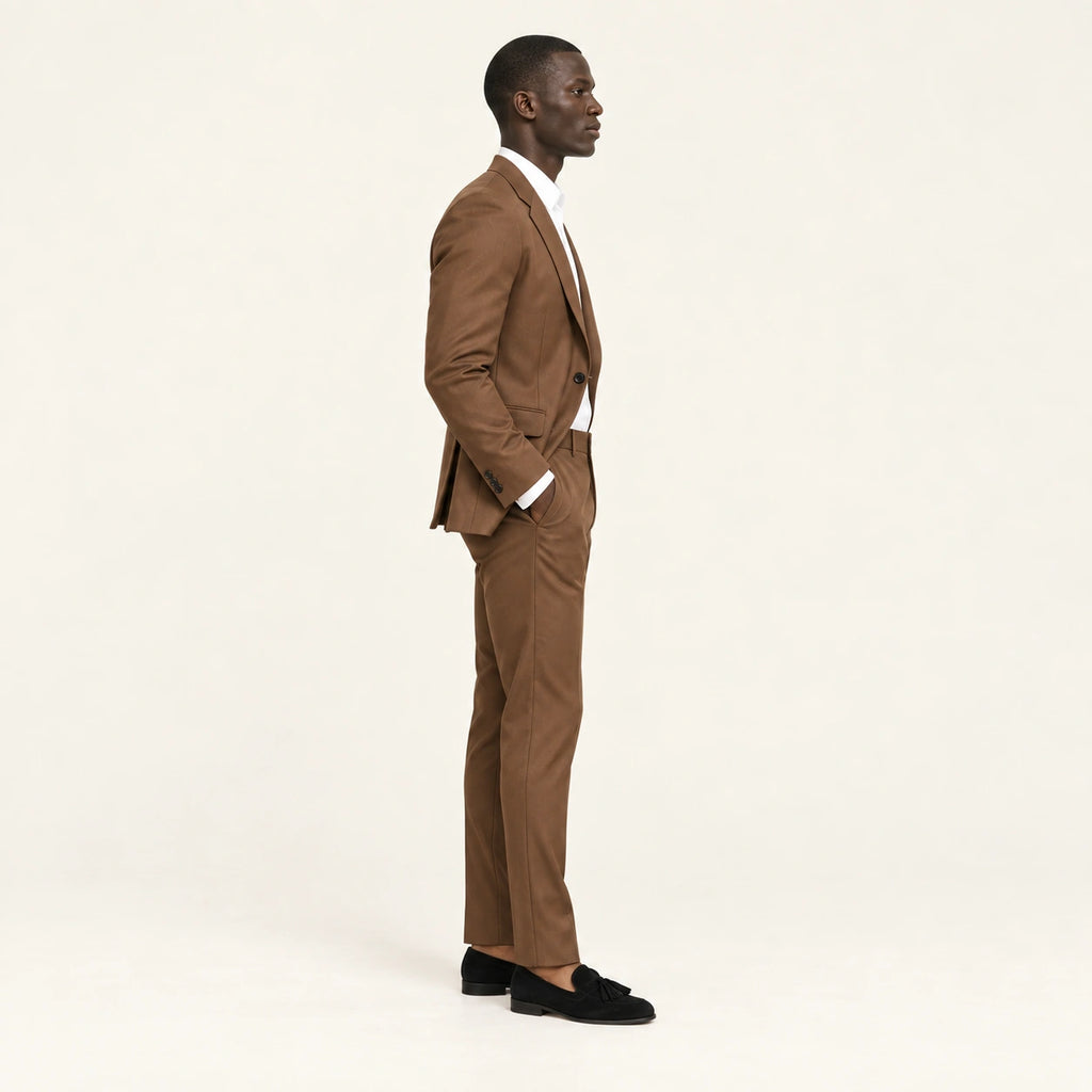 Costume slim à col cranté Marron — vue profil, mannequin ivaree-model-diversite-01, studio IVAREE