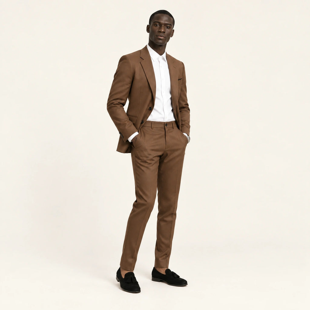 Costume slim à col cranté Marron — vue trois-quarts, mannequin ivaree-model-diversite-01, studio IVAREE