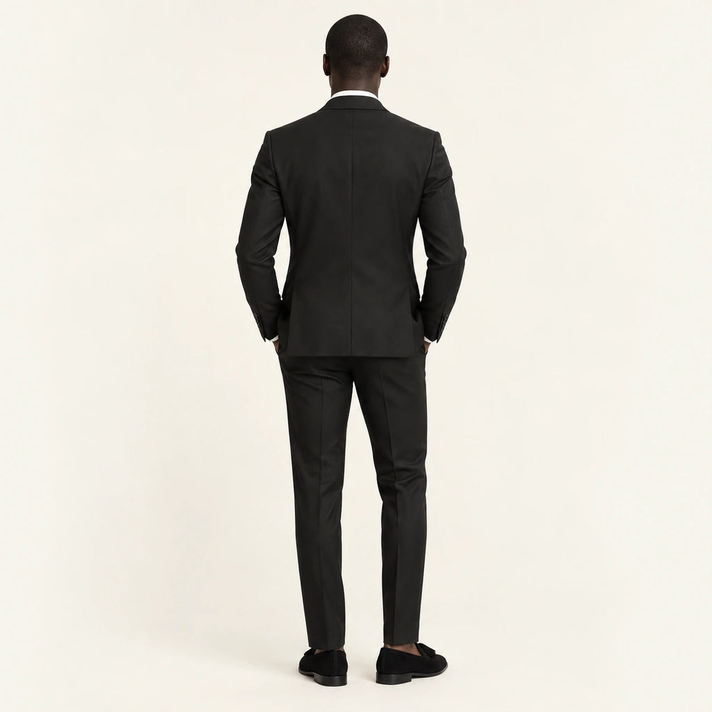 Costume slim à col cranté Noir — vue dos, mannequin ivaree-model-diversite-01, studio IVAREE