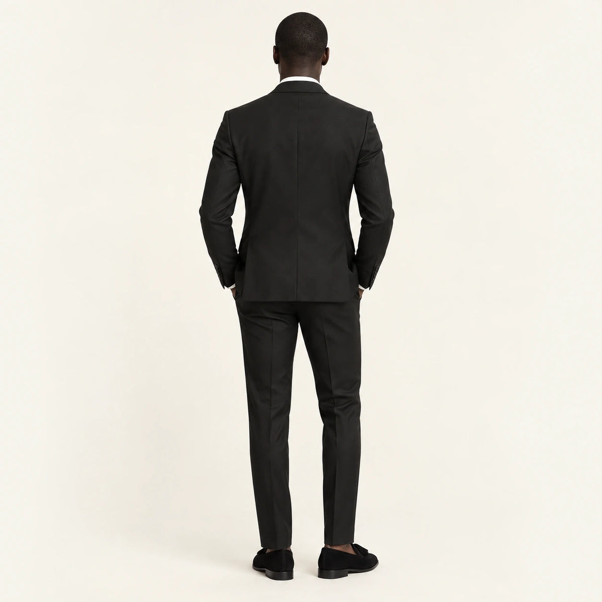 Costume slim à col cranté Noir — vue dos, mannequin ivaree-model-diversite-01, studio IVAREE