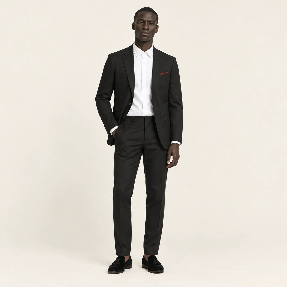 Costume slim à col cranté Noir — vue face, mannequin ivaree-model-diversite-01, studio IVAREE