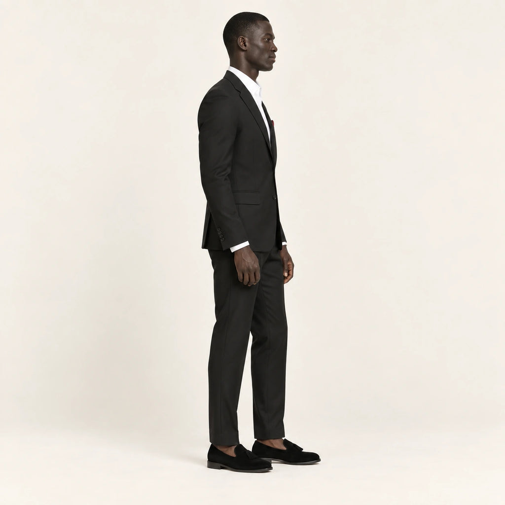 Costume slim à col cranté Noir — vue profil, mannequin ivaree-model-diversite-01, studio IVAREE