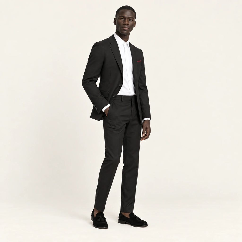 Costume slim à col cranté Noir — vue trois-quarts, mannequin ivaree-model-diversite-01, studio IVAREE