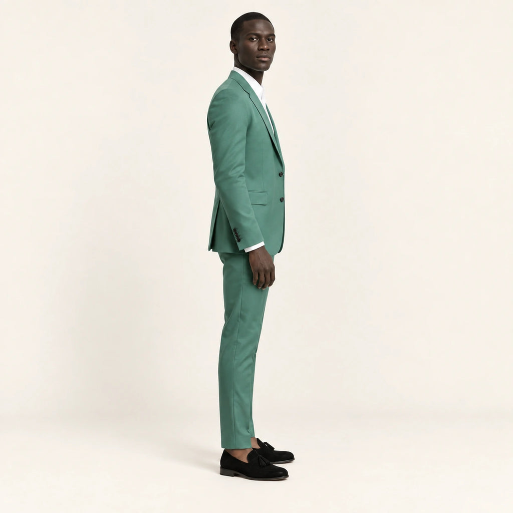 Costume slim à col cranté Vert foncé — vue profil, mannequin ivaree-model-diversite-01, studio IVAREE