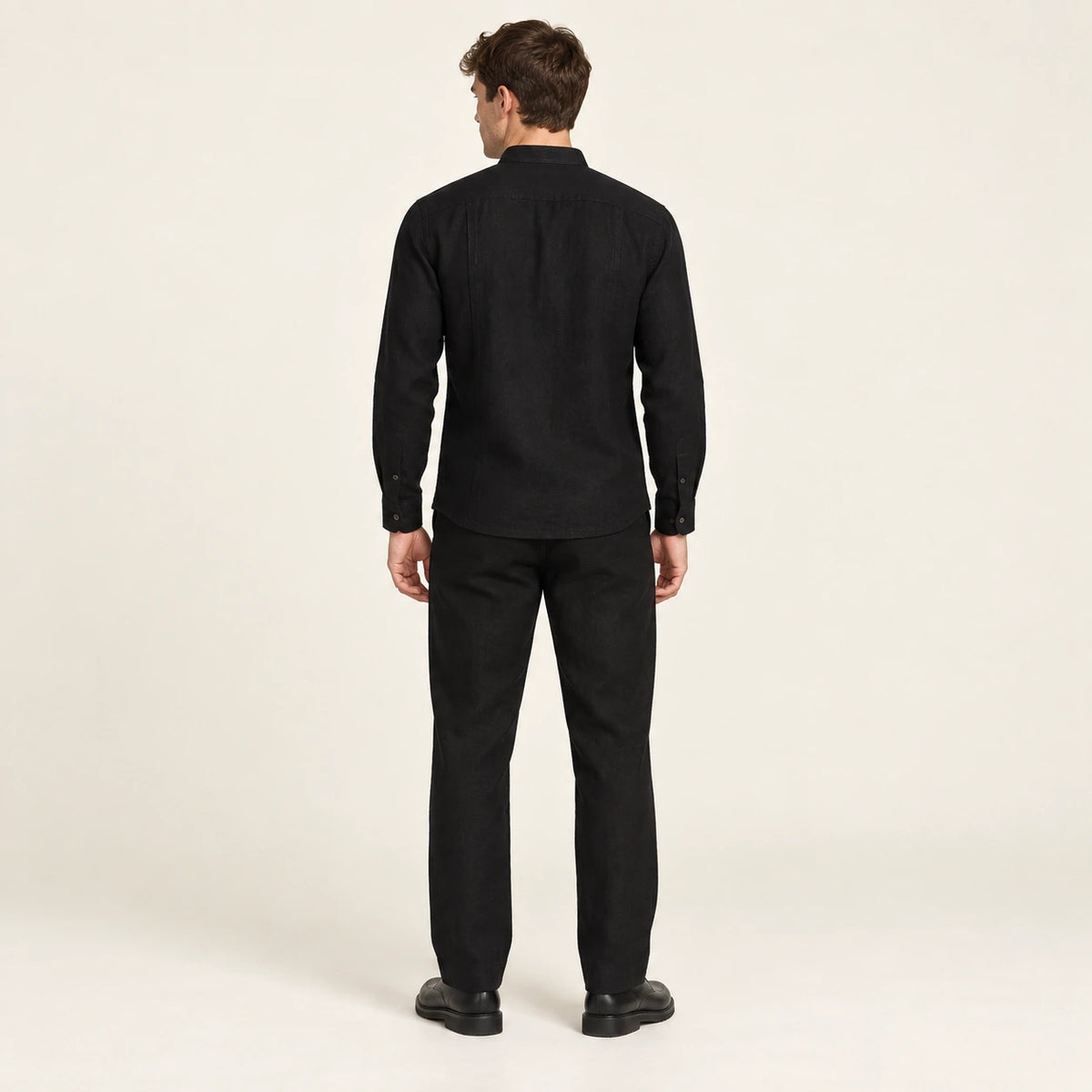 Ensemble col officier en lin Noir — vue dos, mannequin ivaree-model-diversite-06, studio IVAREE
