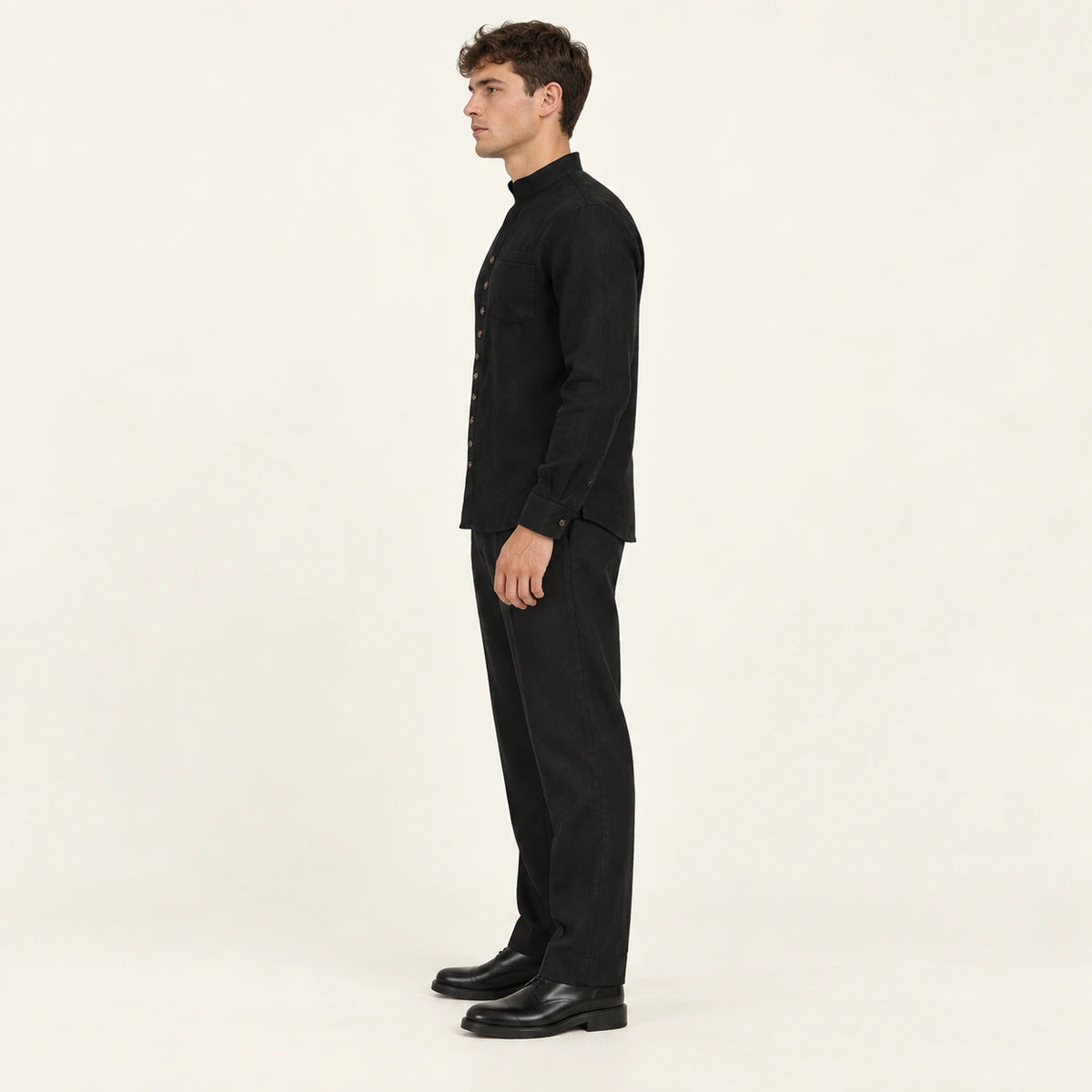 Ensemble col officier en lin Noir — vue profil, mannequin ivaree-model-diversite-06, studio IVAREE