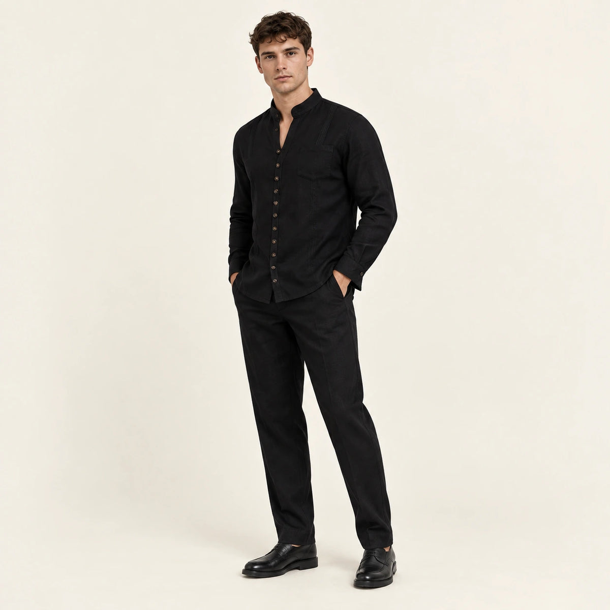 Ensemble col officier en lin Noir — vue trois-quarts, mannequin ivaree-model-diversite-06, studio IVAREE