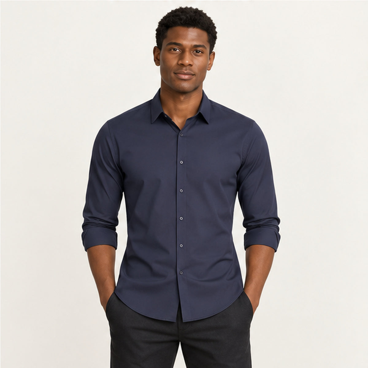 Chemise infroissable Bleu marine portée — IVAREE