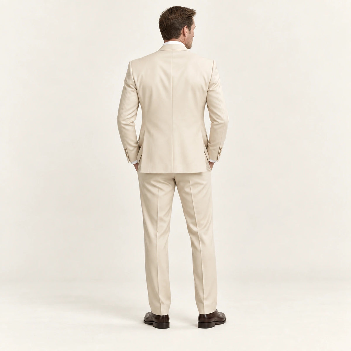 Costume trois pièces coupe moderne Beige — vue dos, mannequin ivaree-model-diversite-05, studio IVAREE