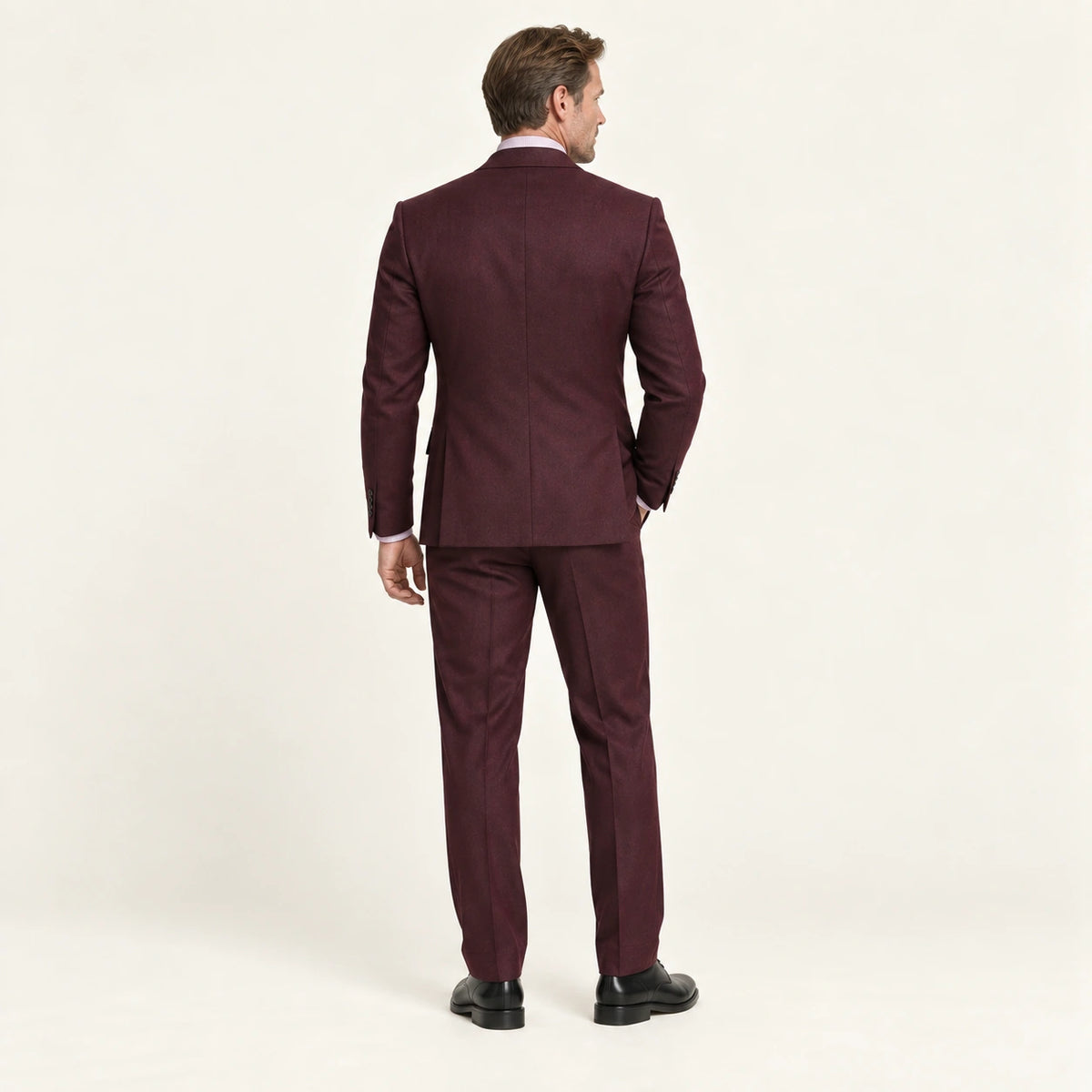 Costume trois pièces coupe moderne Bordeaux — vue dos, mannequin ivaree-model-diversite-05, studio IVAREE