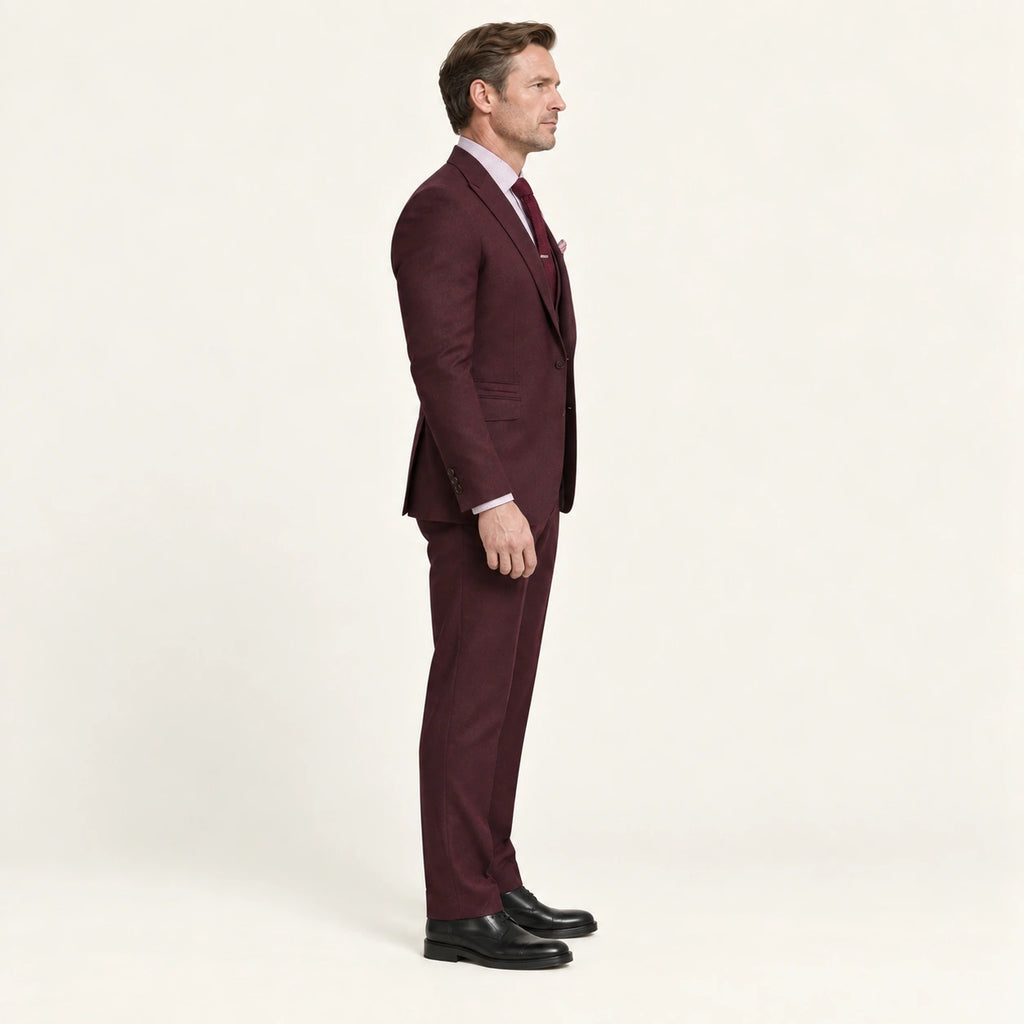 Costume trois pièces coupe moderne Bordeaux — vue profil, mannequin ivaree-model-diversite-05, studio IVAREE