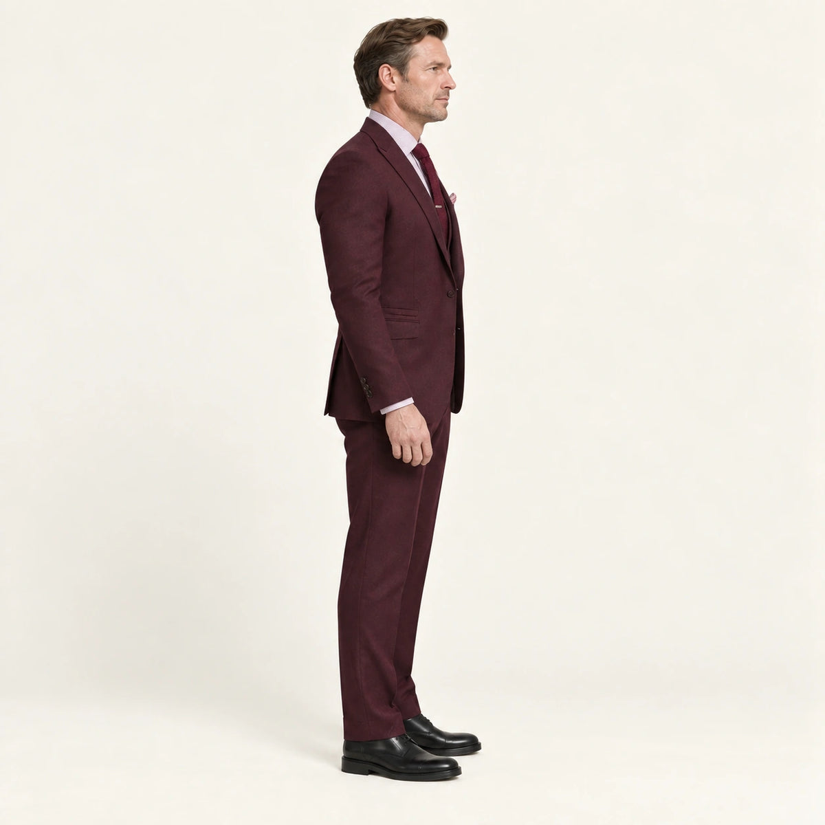 Costume trois pièces coupe moderne Bordeaux — vue profil, mannequin ivaree-model-diversite-05, studio IVAREE