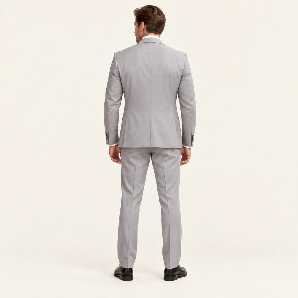 Costume trois pièces coupe moderne Gris clair — vue dos, mannequin ivaree-model-diversite-05, studio IVAREE