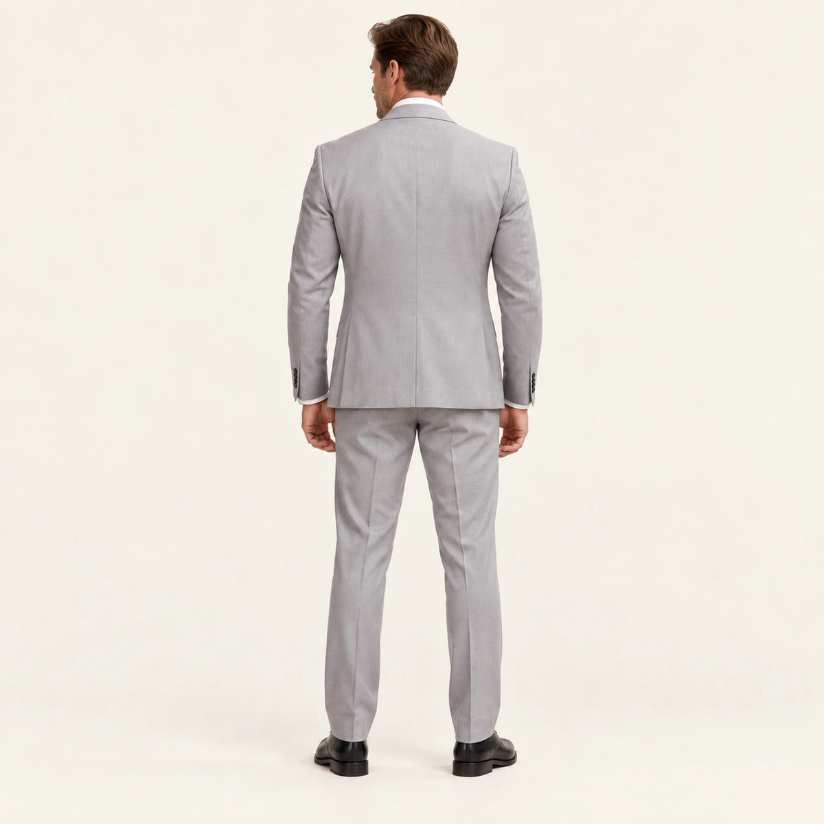 Costume trois pièces coupe moderne Gris clair — vue dos, mannequin ivaree-model-diversite-05, studio IVAREE