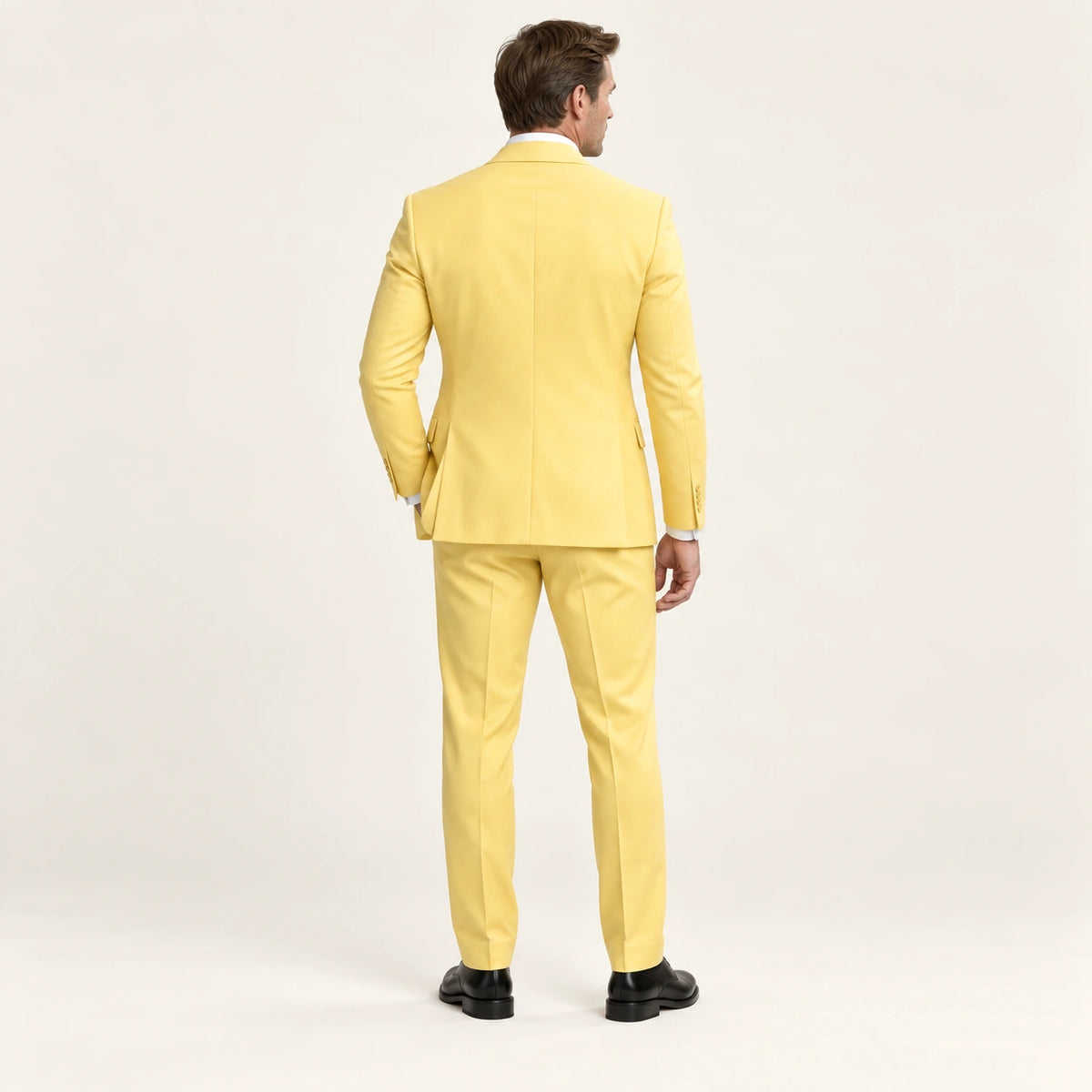 Costume trois pièces coupe moderne Jaune — vue dos, mannequin ivaree-model-diversite-05, studio IVAREE